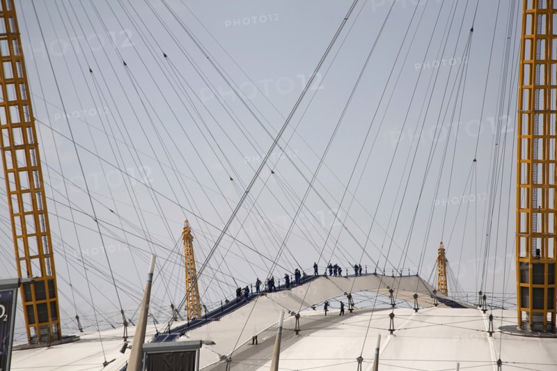 England, London, Greenwich people on the 02 Arena rooftop walkway. Photo : Adina Tovy - Amsel