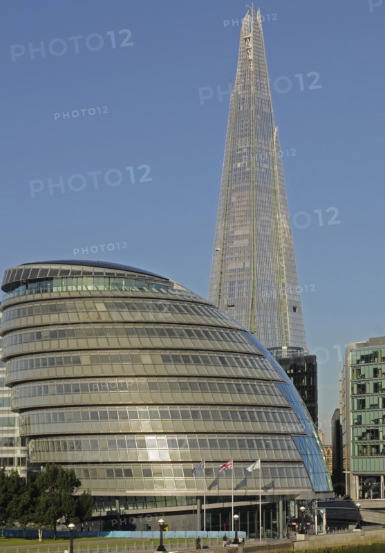 England, London, The Shard with City Hall in the foreground. Photo : David Brenes