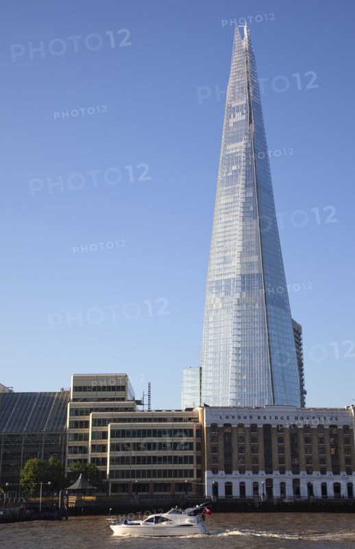 England, London, Southwark southbank Pleasure boat passing the Shard skyscraper designed by Renzo Piano in the citys London Bridge Quarter. Photo : Stephen Rafferty