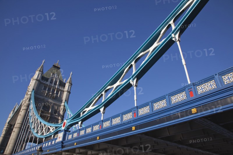 England, London, Tower Bridge viewed from river bank. Photo : Stephen Rafferty