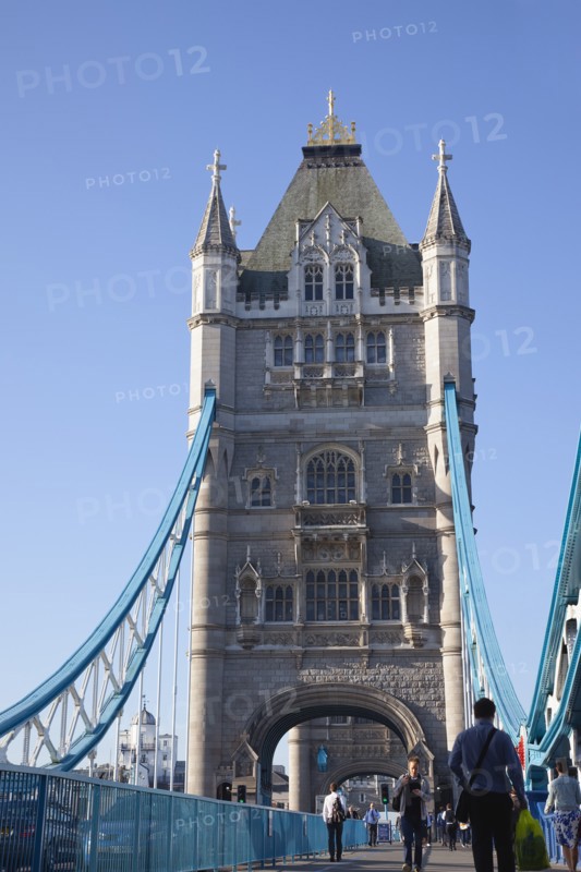 England, London, Tower Bridge with early morning commuters crossing. Photo : Stephen Rafferty