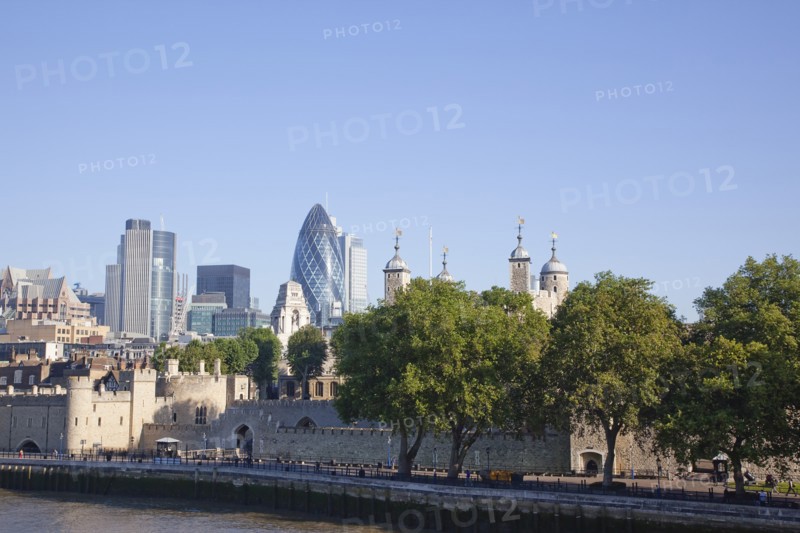 England, London, View of the Tower of London and the Gherkin St Mary Axe. Photo : Stephen Rafferty