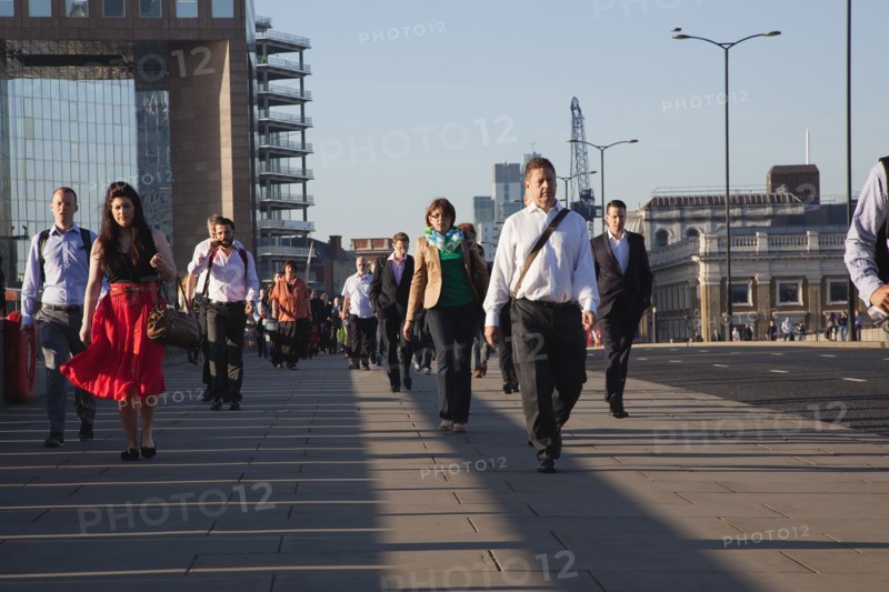 England, London, Early morning commuters crossing London Bridge towards the City Financial district. Photo : Stephen Rafferty