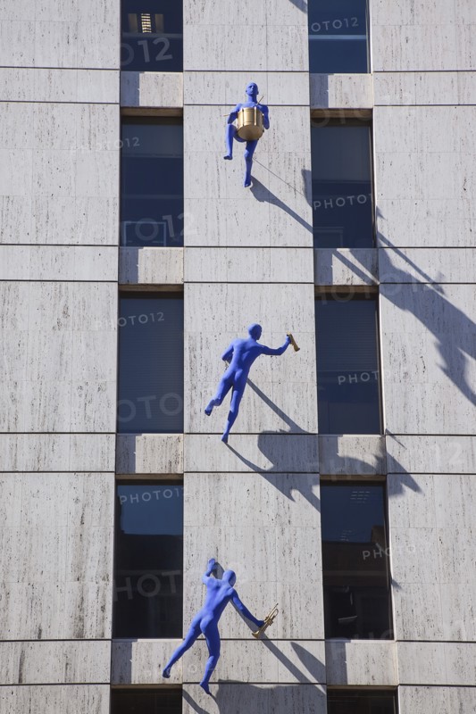 England, London, Borough High street buidling with sculptures called Blue Men by Ofra Zimbalista attached to facade. Photo : Stephen Rafferty