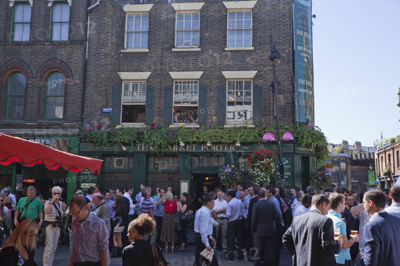 England, London, Borough Market Londons oldest fresh fruit and vegetable market people outside the Market Porter pub enjoying a lunchtime drink. Photo : Stephen Rafferty