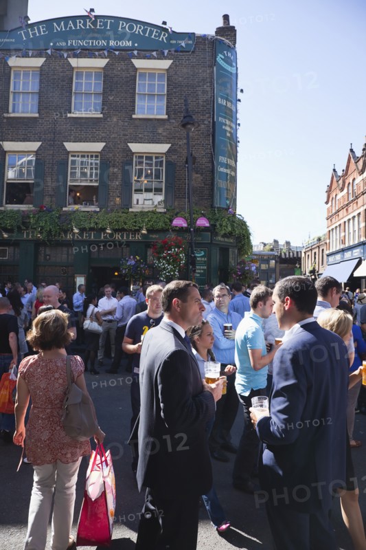 England, London, Borough Market Londons oldest fresh fruit and vegetable market people outside the Market Porter pub enjoying a lunchtime drink. Photo : Stephen Rafferty