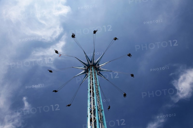 England, London, Southbank Fairground ride in Jubliee Park. Photo : Sean Aidan