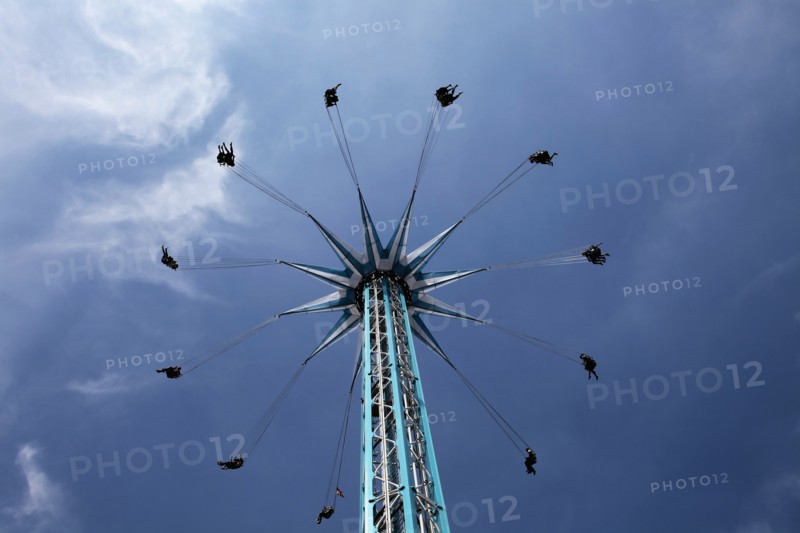 England, London, Southbank Fairground ride in Jubliee Park. Photo : Sean Aidan