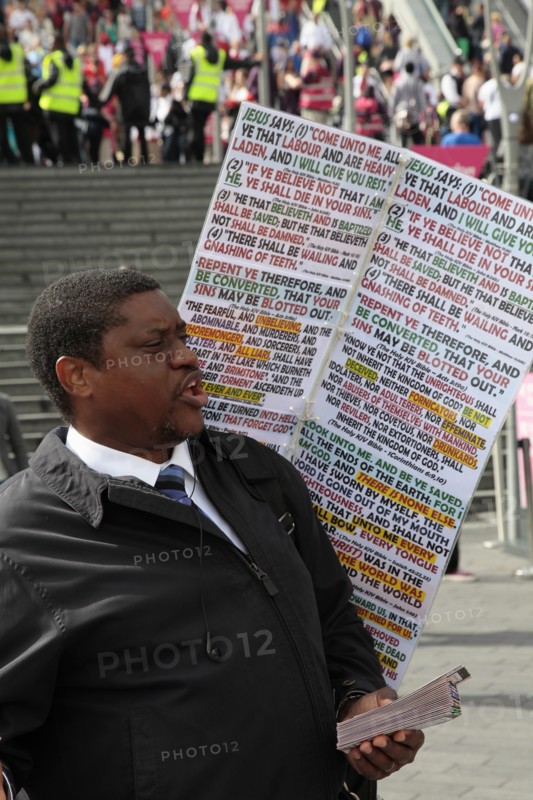 England, London, Stratford Evangelist preaching to passers by. Photo : Sean Aidan