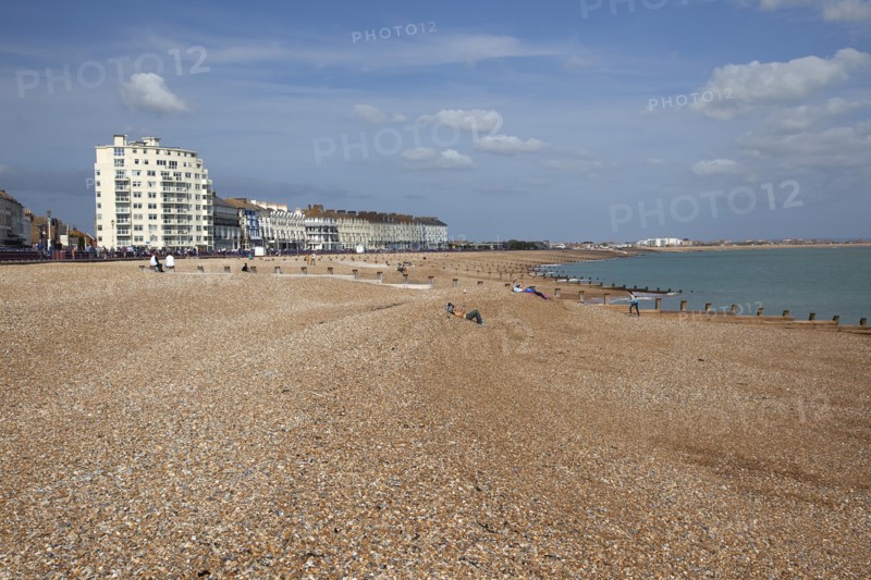 England, East Sussex, Eastbourne, View across shingle beach to the east. Photo : Stephen Rafferty