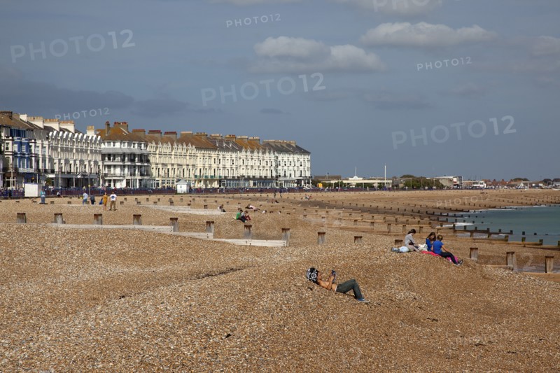 England, East Sussex, Eastbourne, View across shingle beach to the east. Photo : Stephen Rafferty