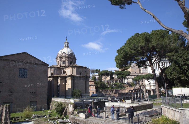 Italy, Lazio, Rome, View over the ruins of the Roman Forum from Via Fori del Imperial. 
Photo Stephen Rafferty / Eye Ubiquitous