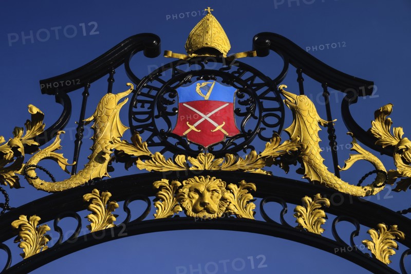 Ireland, North, Derry, St Columb's Cathedral, Ornate gateway detail with coat of arms. 
Photo Hugh Rooney