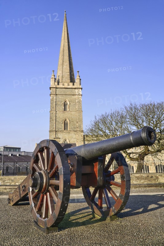 Ireland, North, Derry, St Columb's Cathedral with cannon on city walls in the foreground. 
Photo Hugh Rooney
