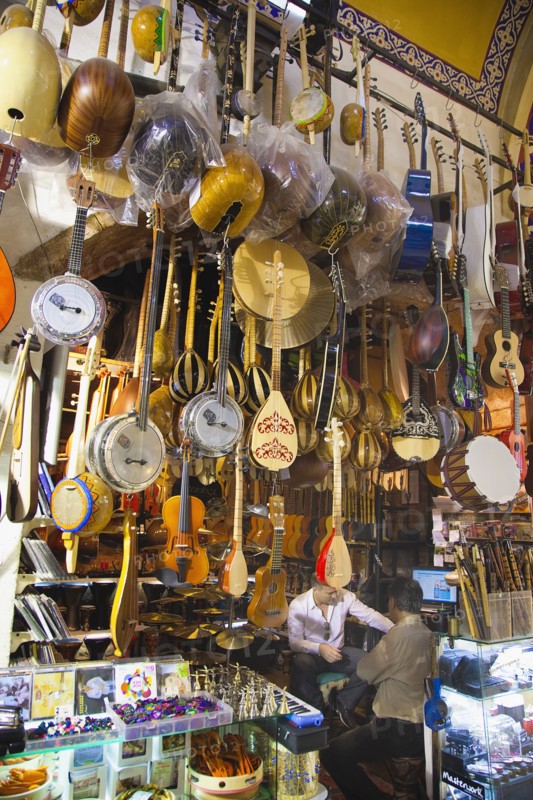 Turkey, Istanbul, Fatih, Sultanahmet, Kapalicarsi, Music stall displaying various musical instruments in the Grand Bazaar. 
Photo Stephen Rafferty