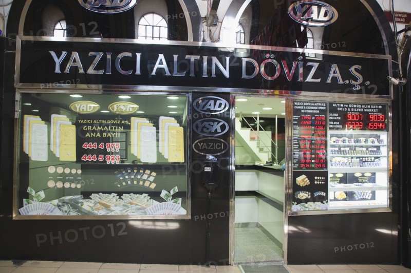 Turkey, Istanbul, Fatih, Sultanahmet, Kapalicarsi, Gold shop displaying prices of precious metals in the Grand Bazaar. 
Photo Stephen Rafferty