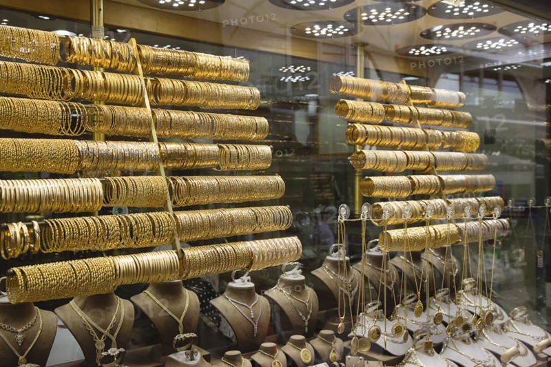 Turkey, Istanbul, Fatih, Sultanahmet, Kapalicarsi, Gold jewellery shop display in the Grand Bazaar. 
Photo Stephen Rafferty