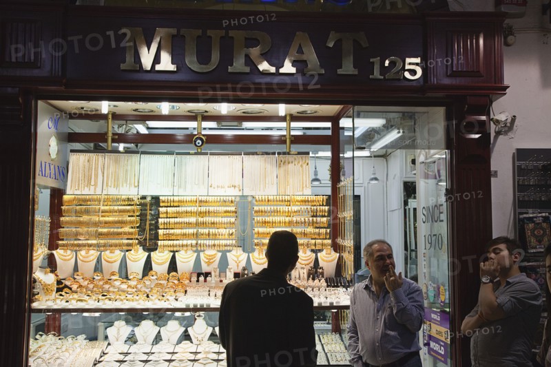 Turkey, Istanbul, Fatih, Sultanahmet, Kapalicarsi, Gold jewellery shop display in the Grand Bazaar. 
Photo Stephen Rafferty