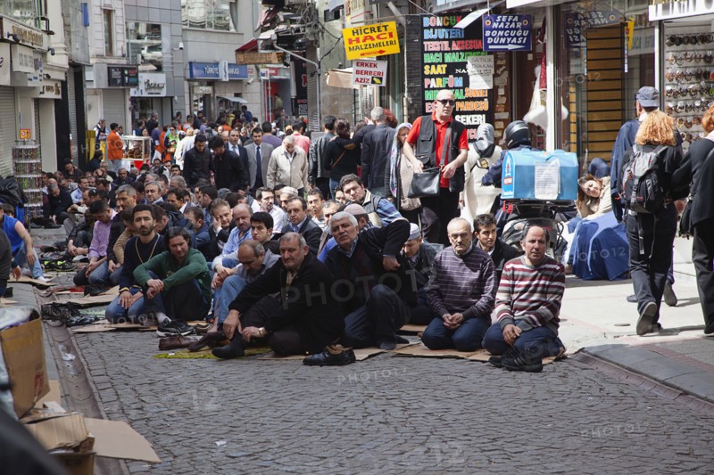 Turkey, Istanbul, Fatih, Sultanahmet, Men sat in street in readiness for midday prayers. 
Photo Stephen Rafferty