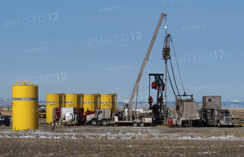 Canada, Alberta, Granum, Argosy Energy Inc fracking for tight shale oil in a wheat field at the edge of the Bakken Play. 
Photo Trevor Page