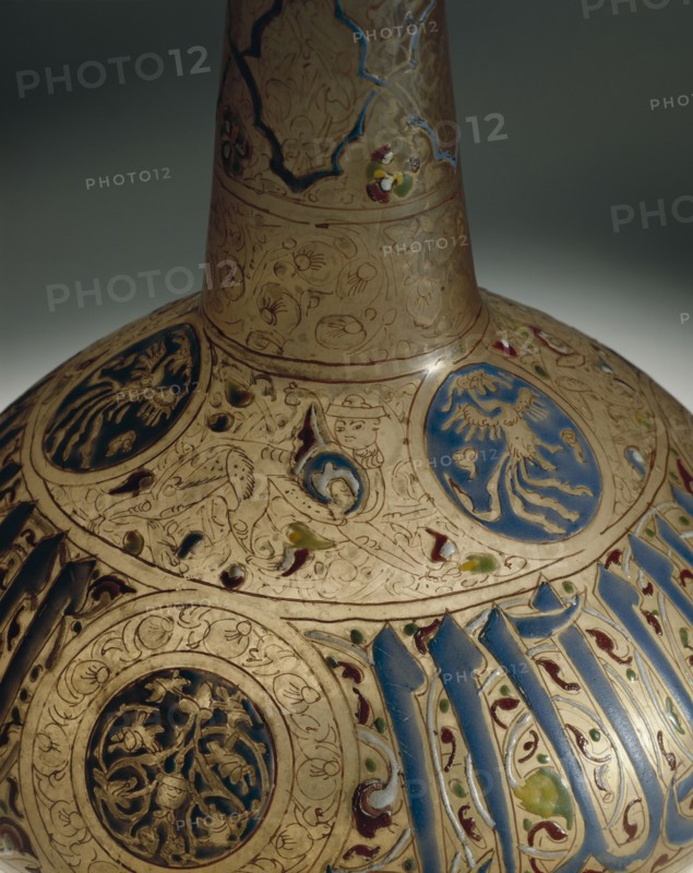 Bouteille en verre peint doré et émaillé