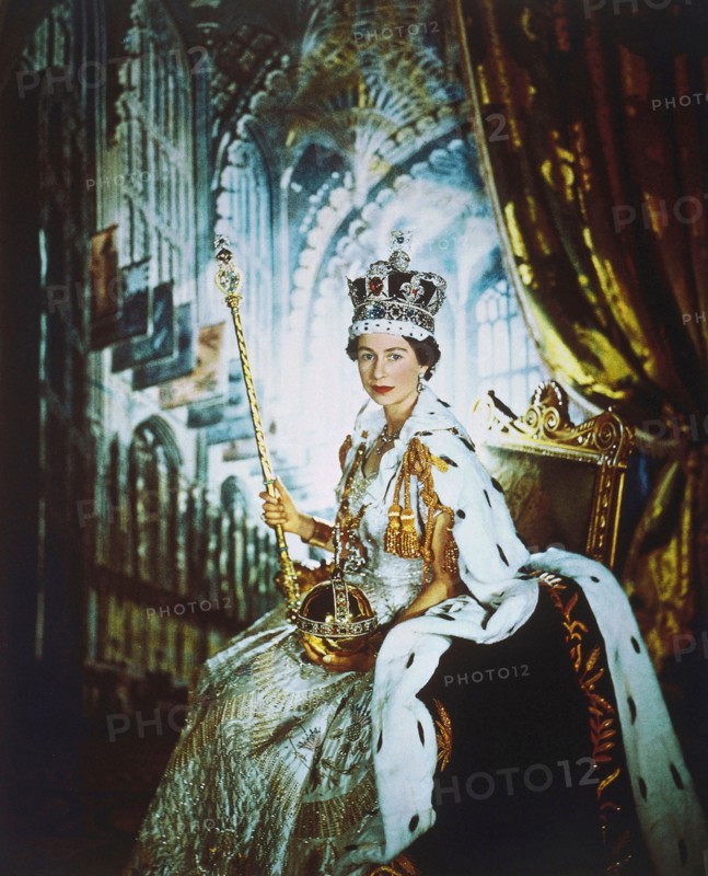 La reine Elisabeth II en robe du sacre