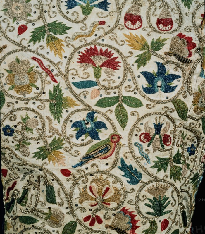 Veste de femme aux motifs d'escargots, de fleurs, d'oiseaux et de papillons (détail)