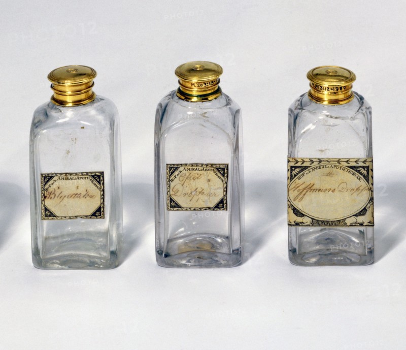 Bouteilles en verre d'un nécessaire de toilette, vers 1740