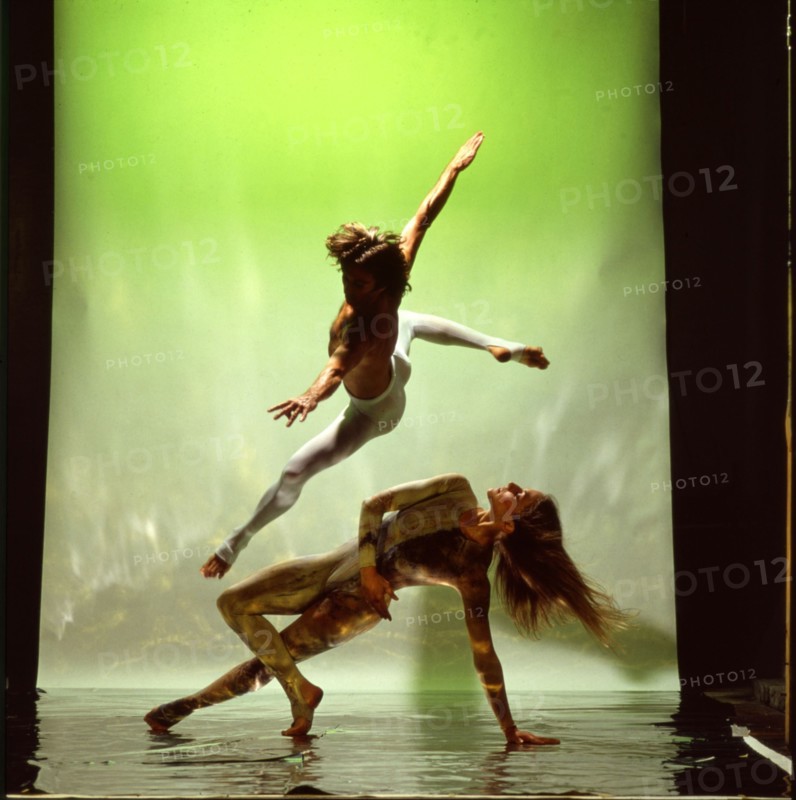 Crickmay, Sallie Estep et Patrick Harding-Irmer sur la scène du London Contemporary Dance Theatre