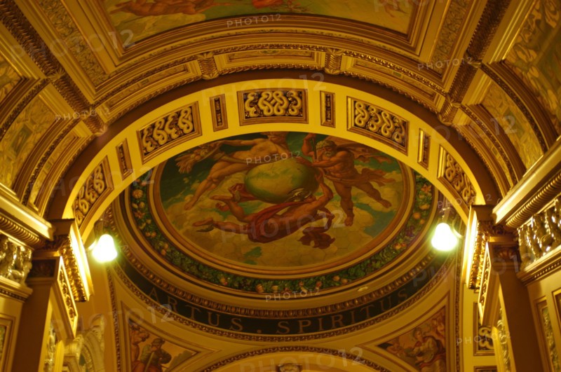 Plafond en dôme peint de scènes de la mythologie