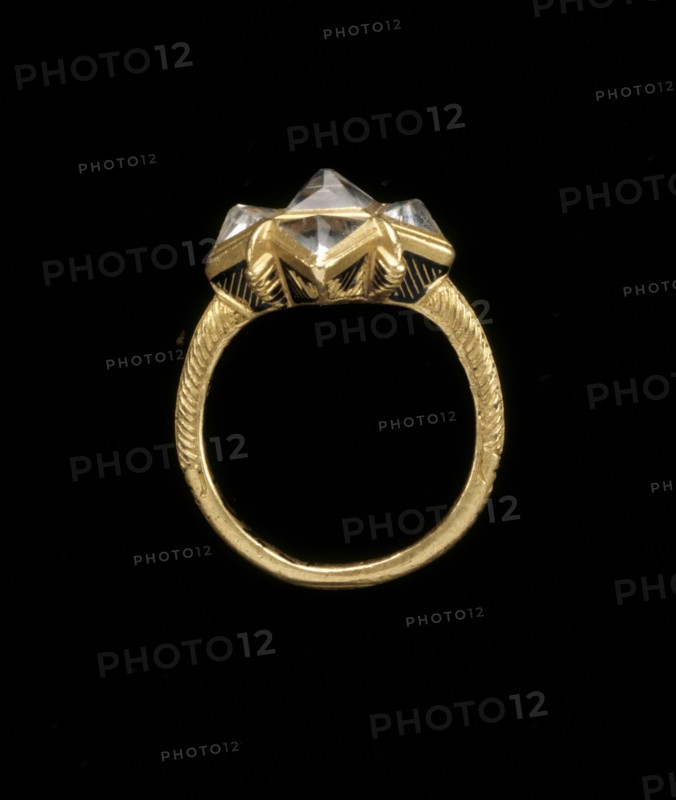 Bague en or certie de strass en verre