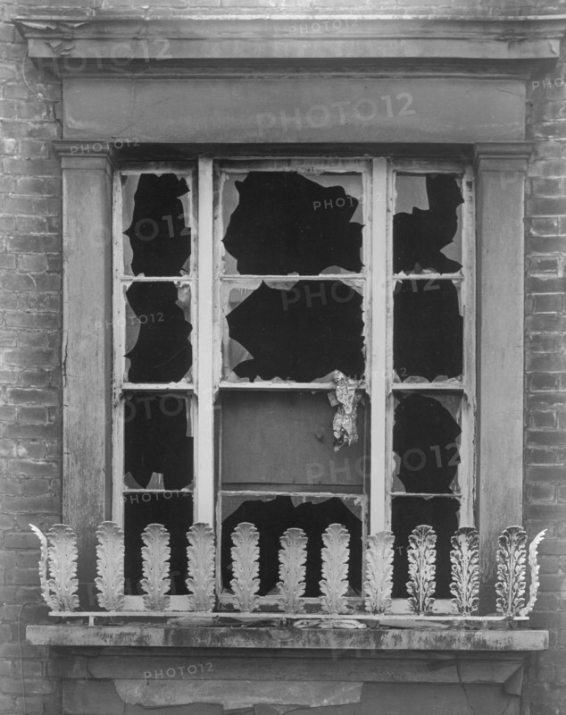 Fenêtre cassée d'un immeuble à l'abandon dans une rue de Londres, vers 1940