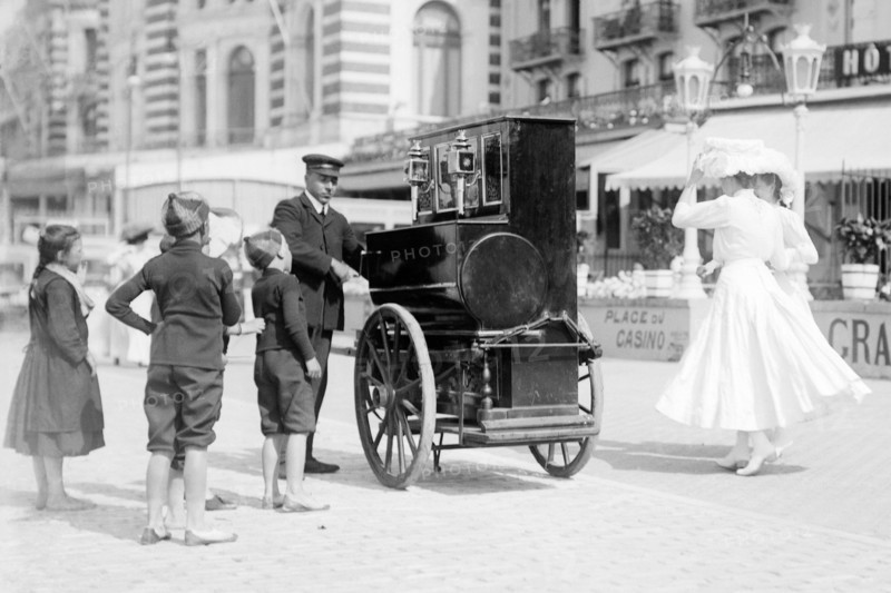 Musicien de rue jouant de l'Orgue de Barbarie, vers 1900
