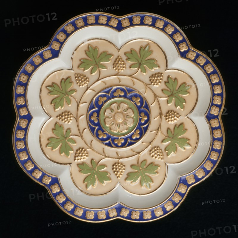 Pugin, Plat octogonal avec un motif de raisin