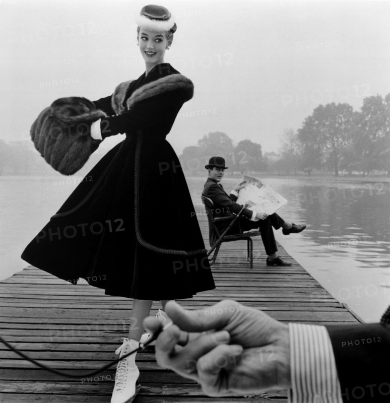 French, Mannequin posant sur un ponton