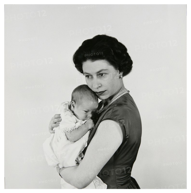 La reine Elisabeth II tenant le prince Edward dans ses bras