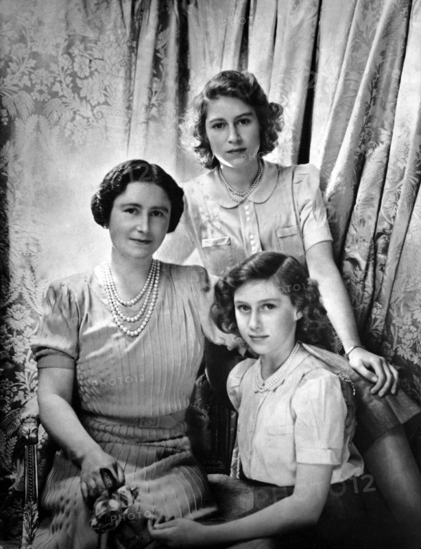La Reine-Mère posant avec ses filles