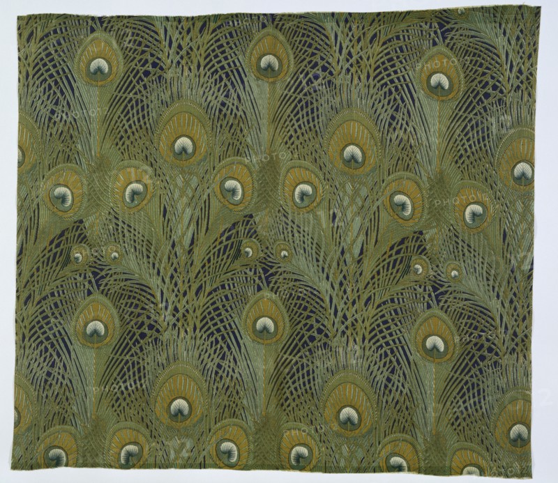 Silver, Tissu au motif de plumes de paon