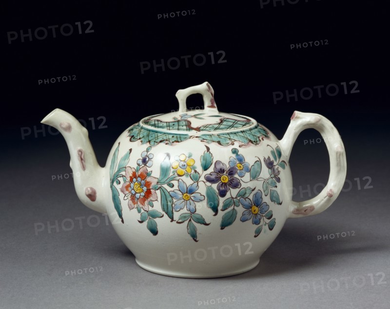 Teapot. Staffordshire, England, mid-18th century