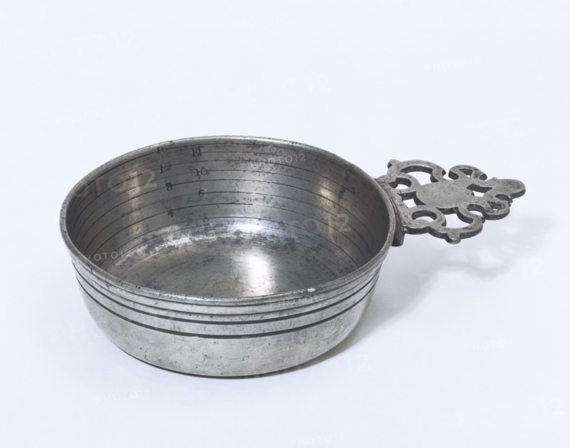 Bleeding dish. England, 18th century