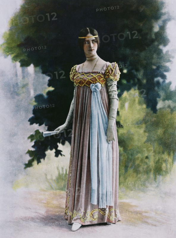 Cléo de Mérode in La Danse en 1900, by Charles Reutlinger . Paris, France, 1900