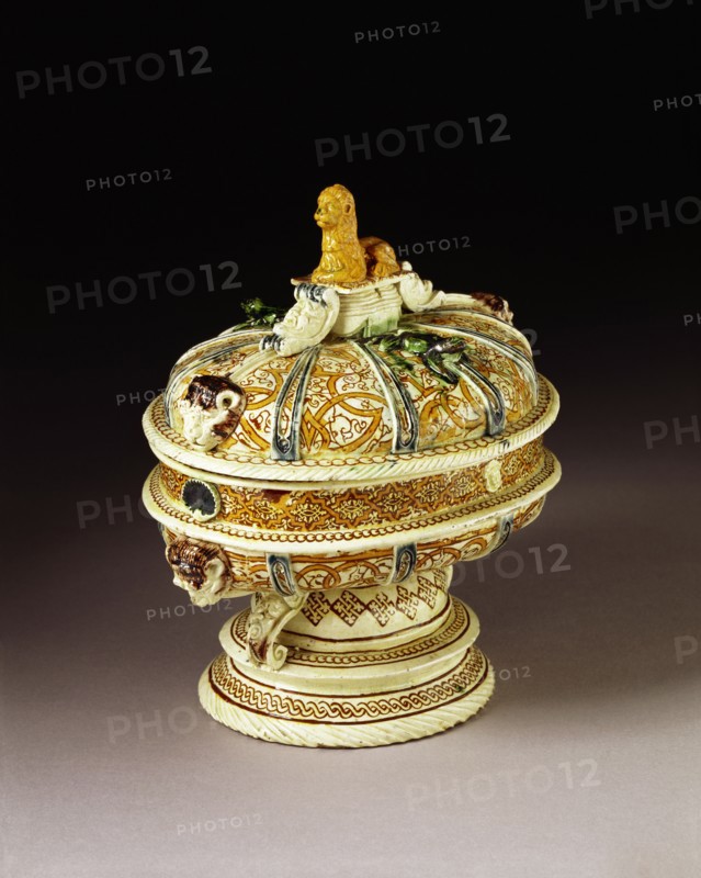 Coupe et couvercle de l'atelier de Saint-Porchaire