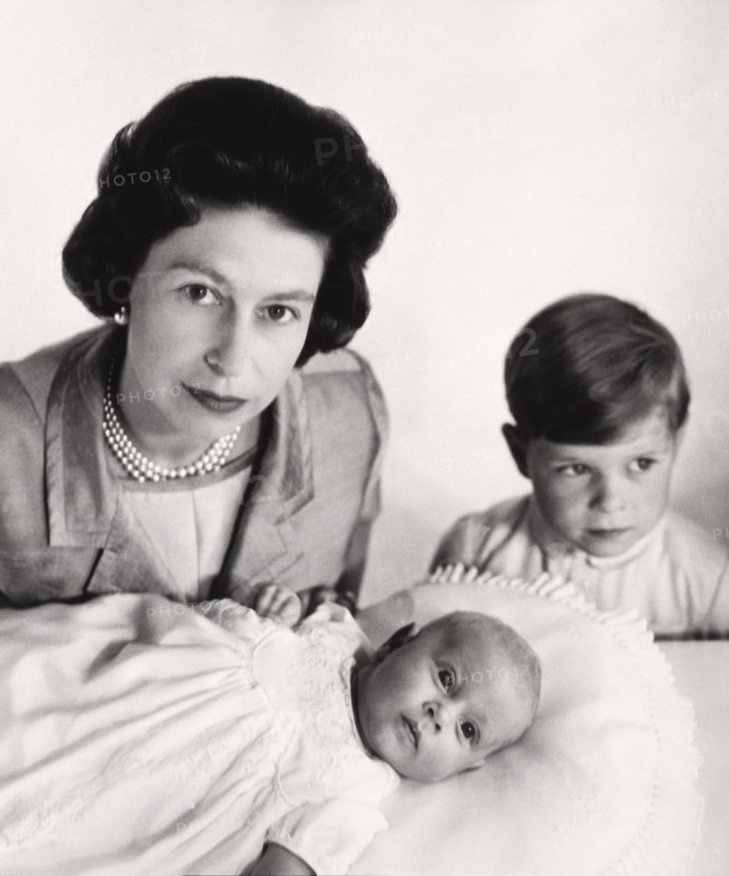 La reine Elisabeth II et deux de ses fils