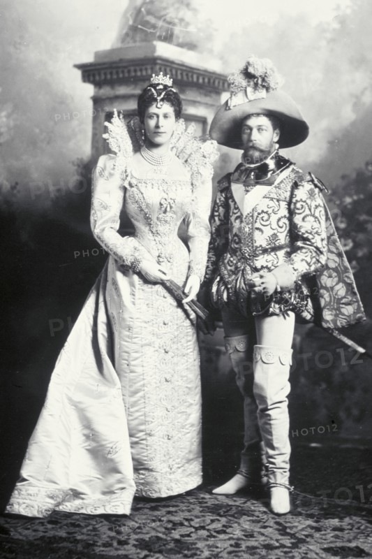 King George V and Queen Mary, photo Lafayette Portrait Studios. London, England, 1897. 
Londres, Victoria & Albert Museum
Londres, Victoria and Albert Museum