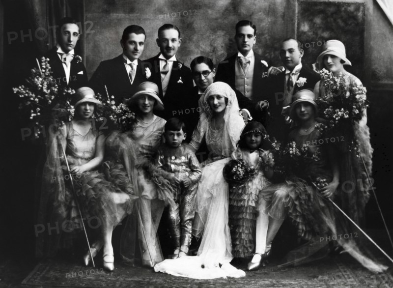 Family portrait at a wedding. Probably Europe, 20th century. 
Londres, Victoria & Albert Museum
Londres, Victoria and Albert Museum