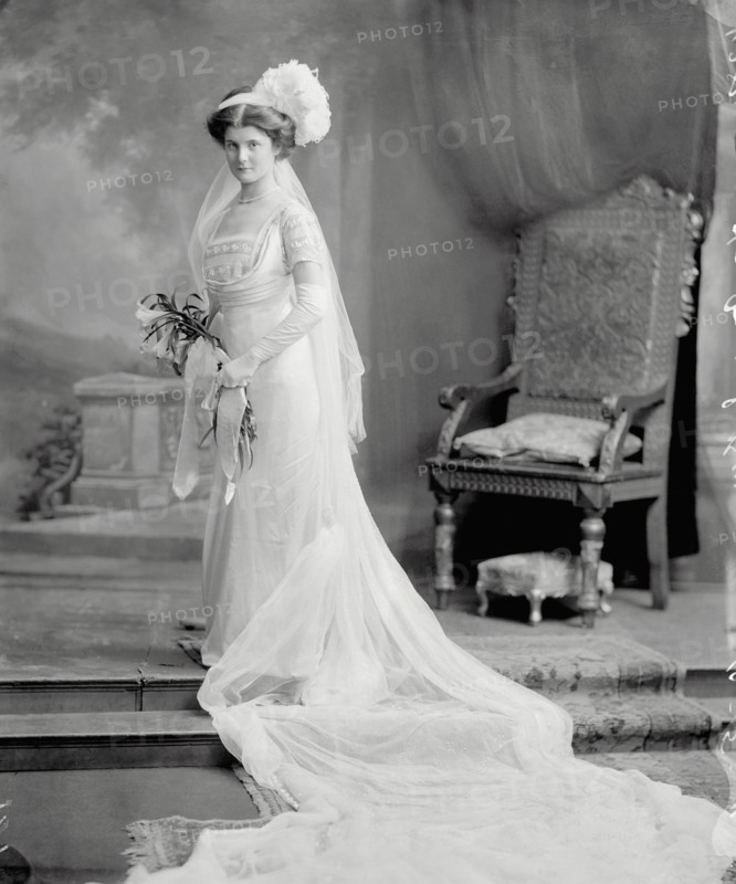 Hon Muriel Burns, photo Lafayette Portrait Studios. London, England, 1911. 
Londres, Victoria & Albert Museum
Londres, Victoria and Albert Museum