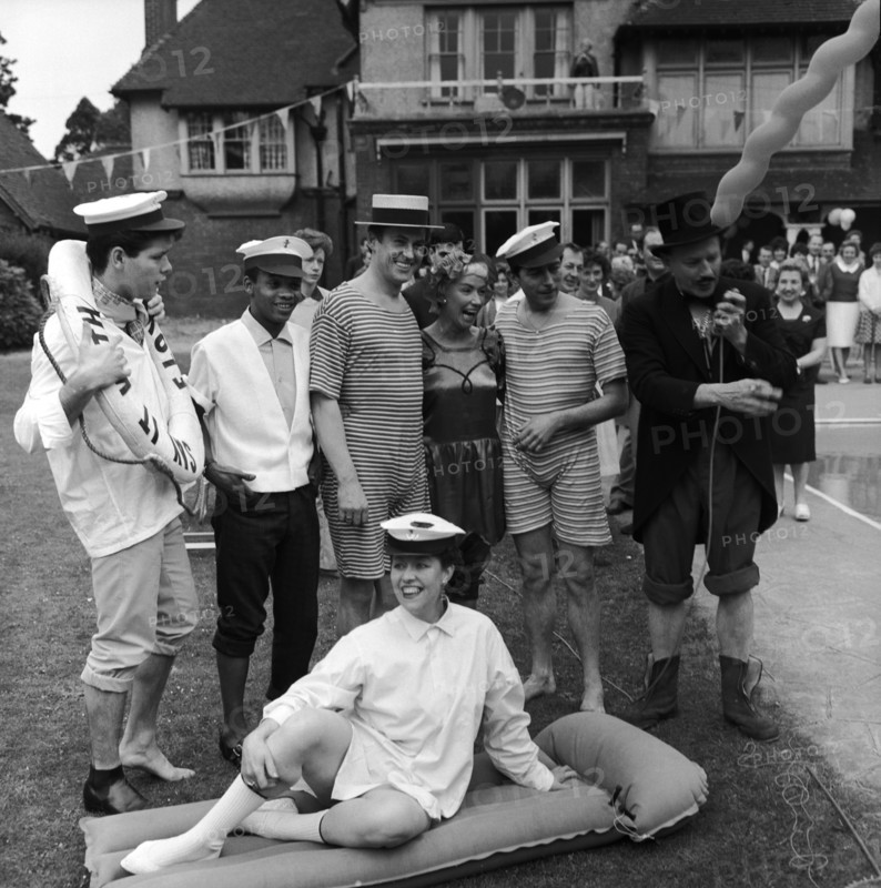 Fête costumée dans la propriété de Dorothy Squire