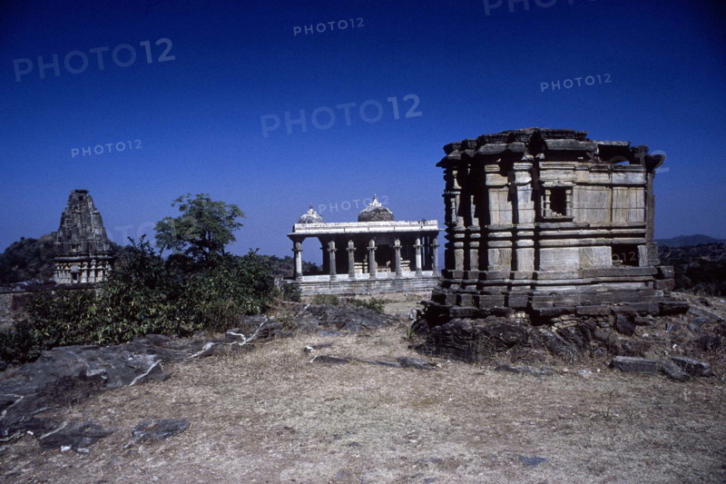 Temples en ruines, fort de Kumbhalgarh, sud du Rajasthan, Inde.
XVe siècle.