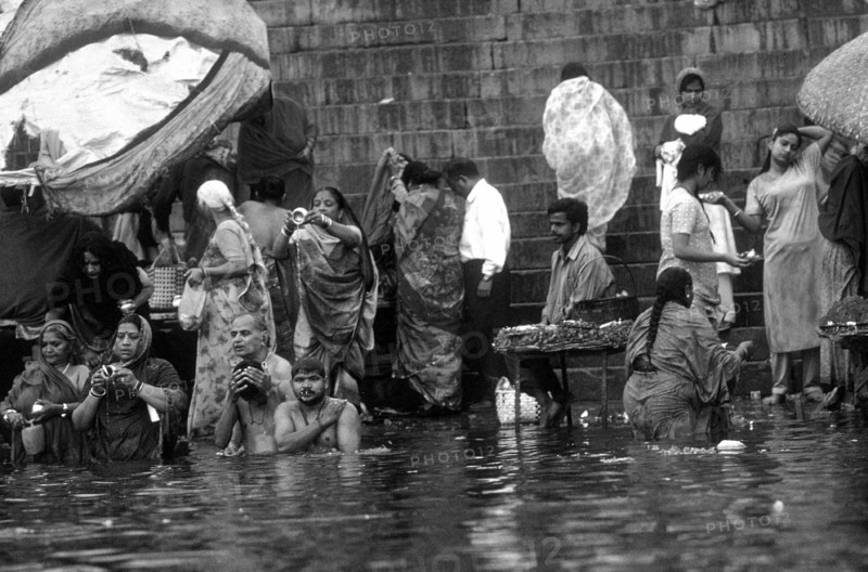 Rituel des ablutions, dans le Gange, Varanasi, Inde.