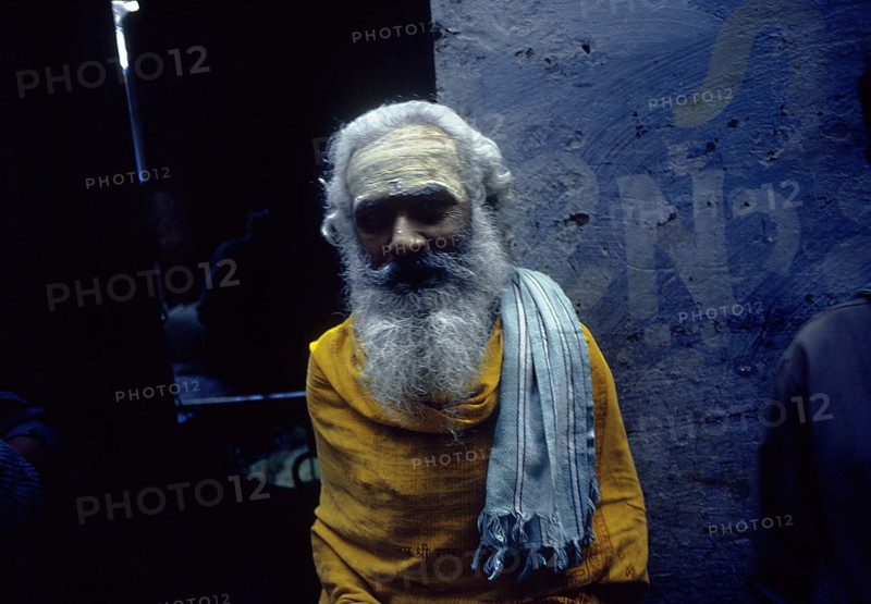 Portrait d'un vieil homme habillé d'un châle jaune, Varanasi, Inde.
